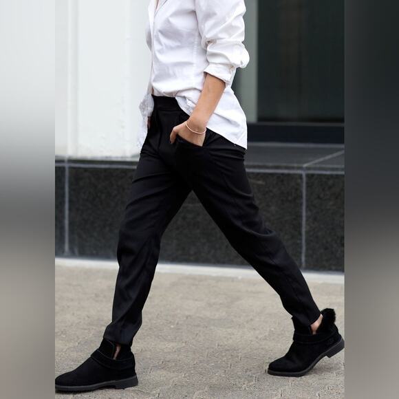 UGG Women's Mckay Winter Boot black short sheepskin almost new size 10.5 - Picture 3 of 11